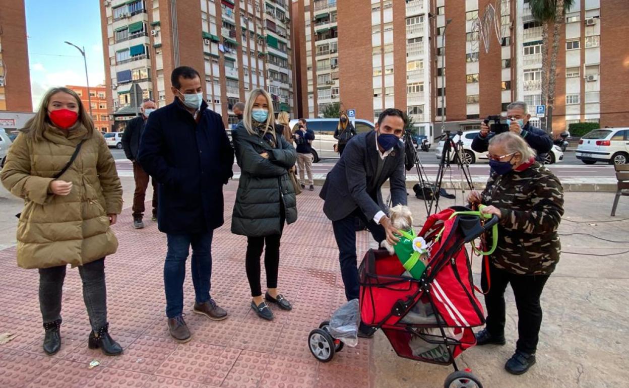 Dani Pérez, ayer en Miraflores de los Ángeles, saluda a una vecina y a su mascota, junto a ediles y diputados provinciales socialistas. 