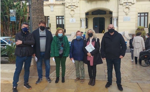 Guzmán, Sguiglia, Jiménez, Pernía, Ramos y Arrabalí, ayer en la puerta del Ayuntamiento. 