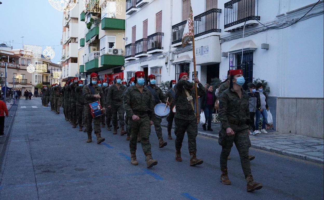 Desfile del Grupo de Regulares de Ceuta nº54 por las calles de Coín.