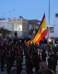 Imagen secundaria 2 - Instrucción militar, encuentro con el alcalde e izado de bandera.