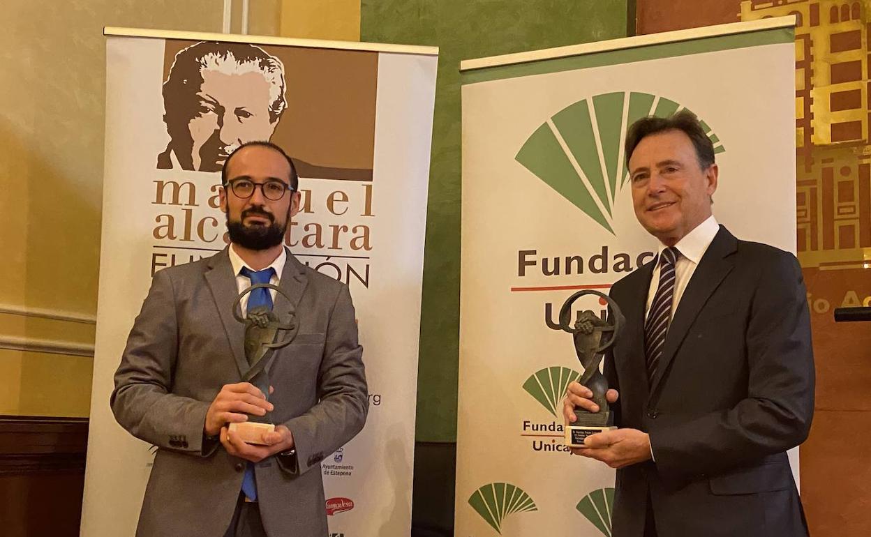 José Ignacio Pérez y Matías Prats, con los reconocimientos del III Premio Nacional de Periodismo Deportivo Manuel Alcántara.