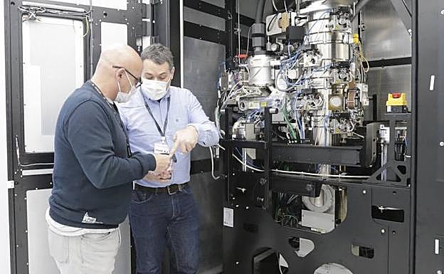 Iban Ubarretxena y David Gil, delante del criomicroscopio electrónico. 