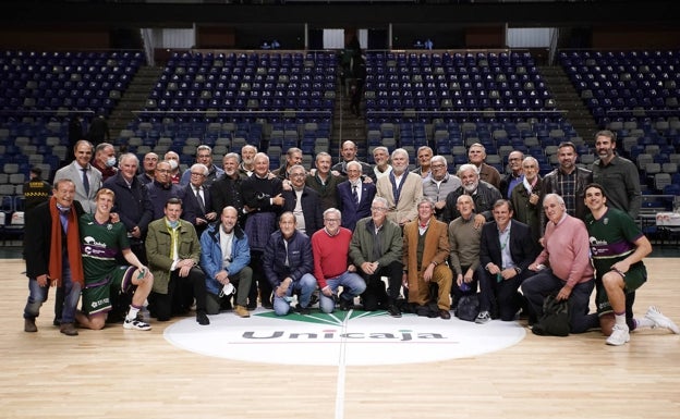 Foto de familia de Alfonso Queipo de Llano con sus excompañeros y numerosos veteranos del baloncesto malagueño, otros más jóvenes y Alberto Díaz y Suárez. 