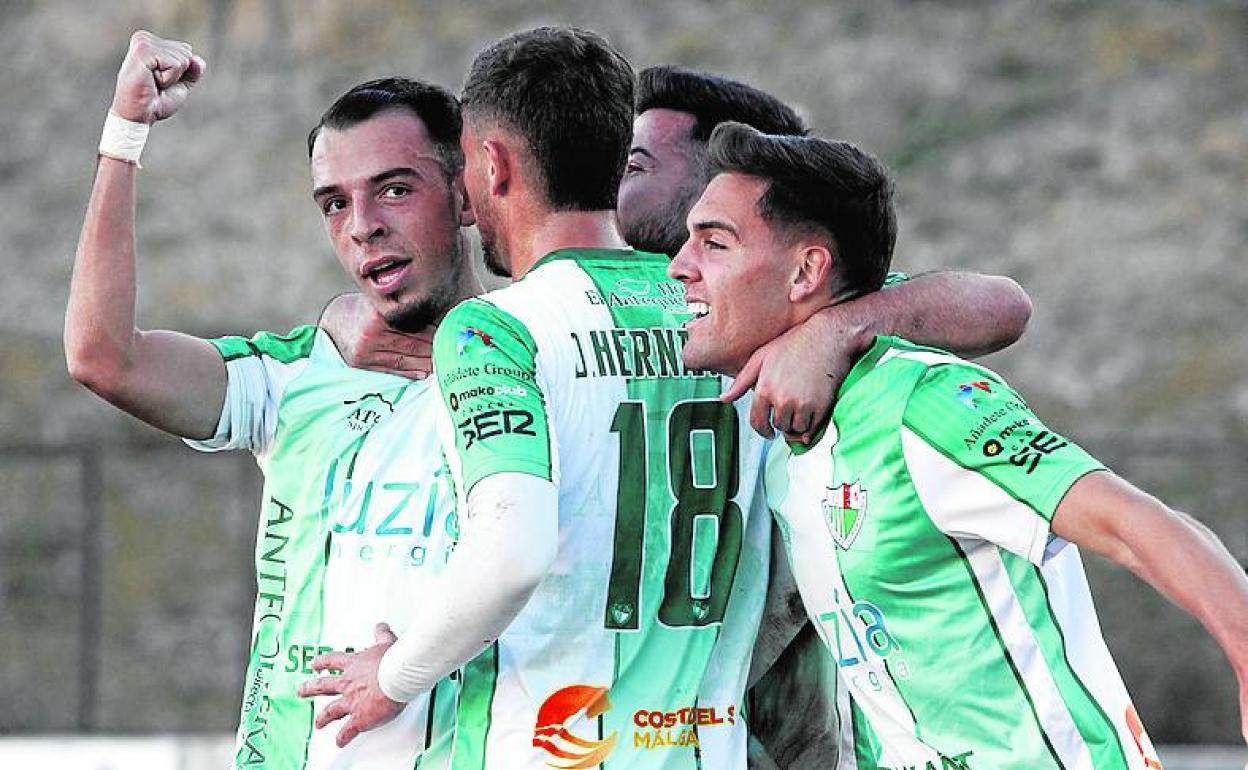 El Antequera celebra uno de sus goles el domingo.