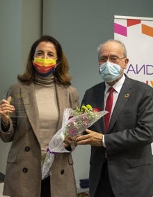 Imagen secundaria 2 - En la primera imagen: El público fue muy numeroso en el salón de actos del Museo Thyssen. En la segunda: Paca la Piraña, una de las premiadas. A continuación: La alcaldesa de Alhaurín El Grande, Toñi Ledesma, junto con el alcalde de Málaga, Francisco de la Torre.