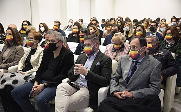 Imagen principal - En la primera imagen: El público fue muy numeroso en el salón de actos del Museo Thyssen. En la segunda: Paca la Piraña, una de las premiadas. A continuación: La alcaldesa de Alhaurín El Grande, Toñi Ledesma, junto con el alcalde de Málaga, Francisco de la Torre.