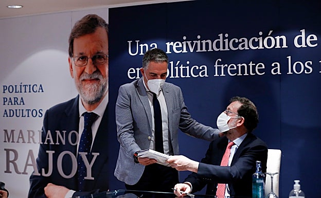 Bendodo, con su ejemplar dedicado por Rajoy.