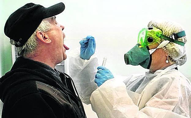 Coronavirus Navidad: La OMS pide ser «precavidos» y hacerse una PCR o test de antígenos antes de las cenas de Navidad