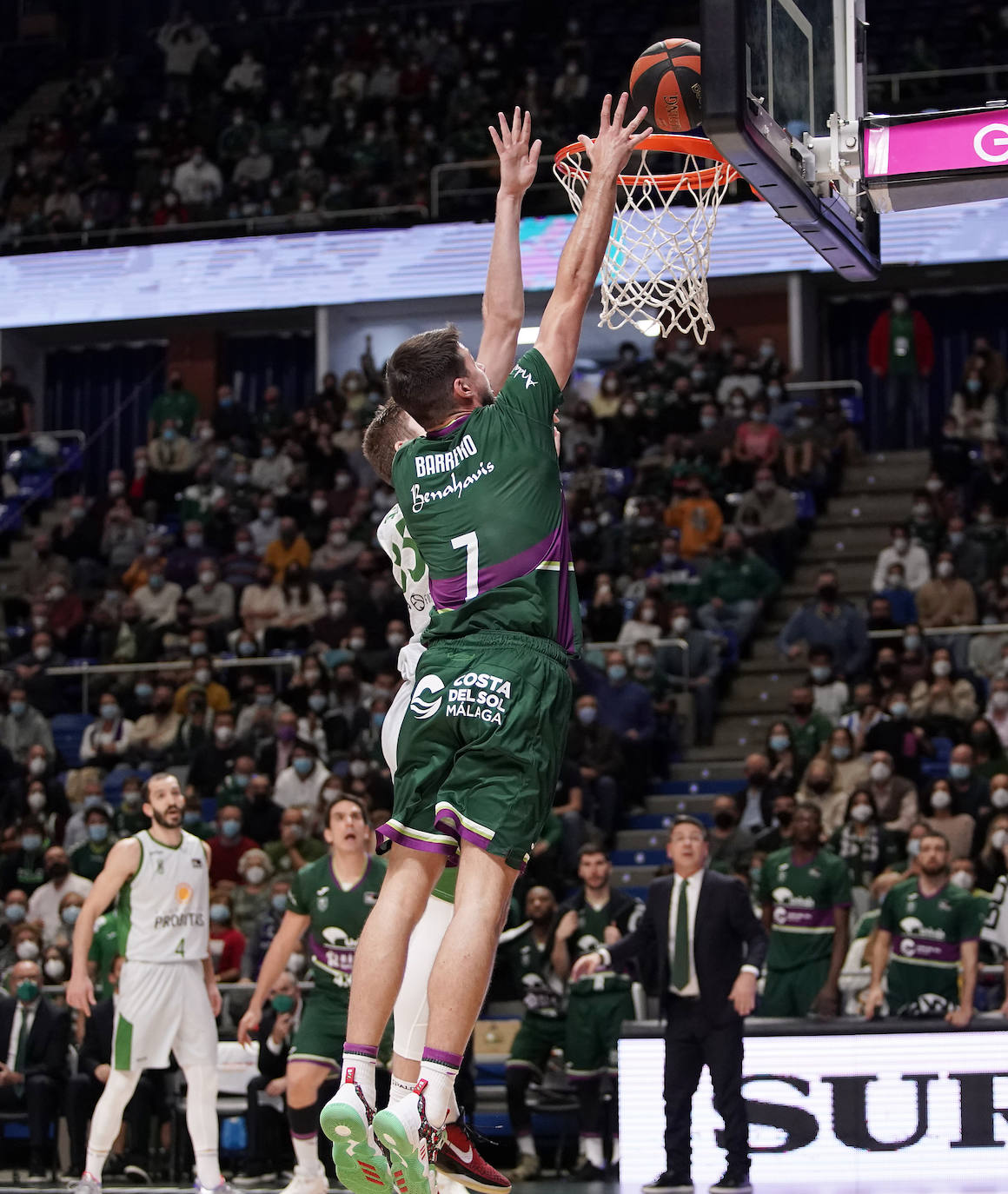 El Unicaja sufrió una dura derrota en un final igualado 