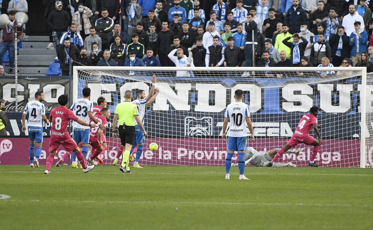 Momento en el que la pelota, rematada por Omeruo, entra en la portería del Málaga en el 0-1. 