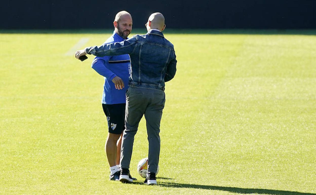 José Alberto y Manolo Gaspar se saludan durante un entrenamiento reciente.