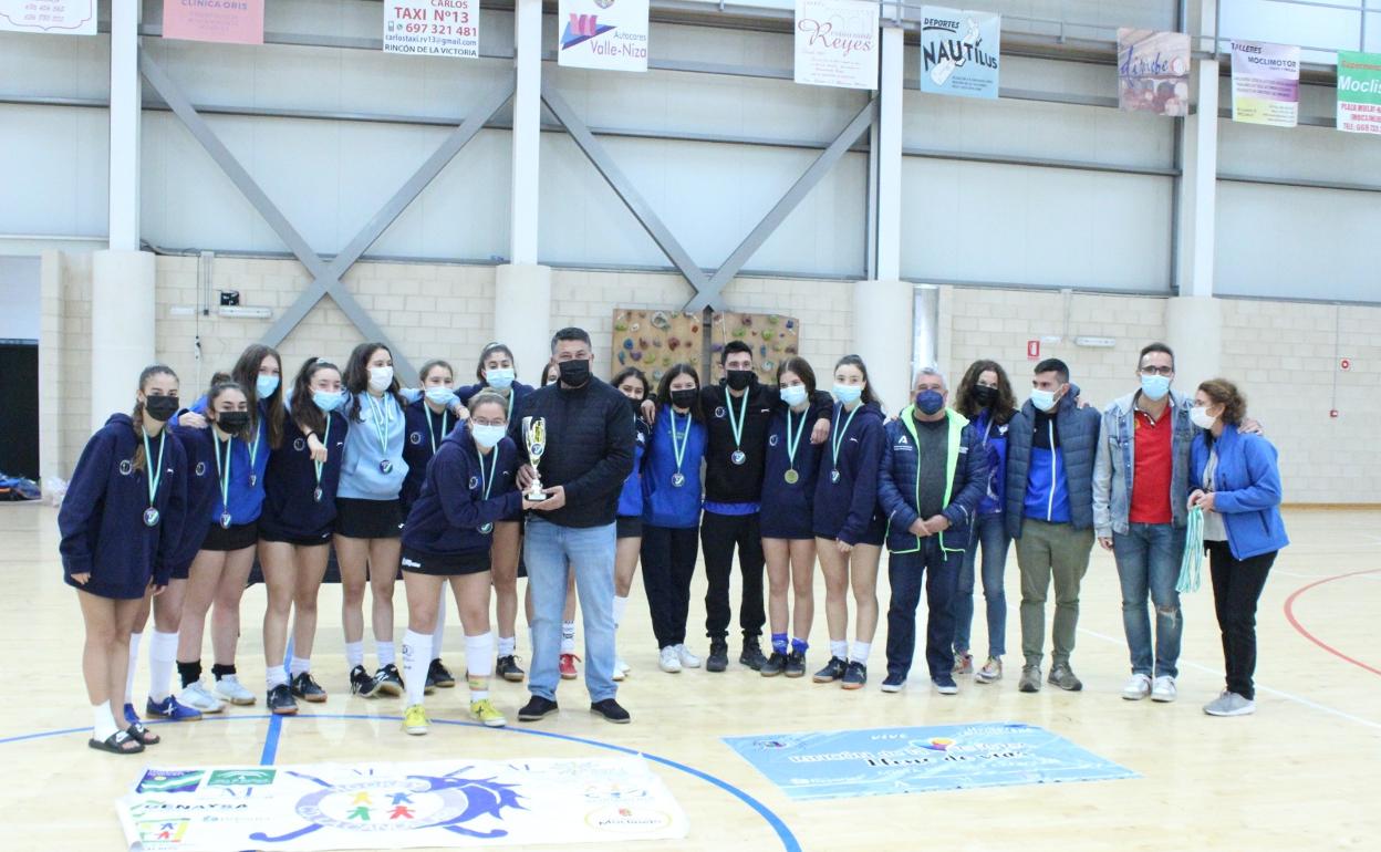 Las jugadoras rinconeras, con el trofeo. 