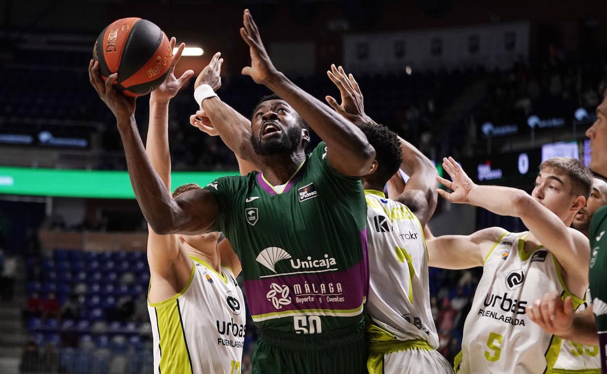 Michael Eric, rodeado de tres jugadores del Fuenlabrada en un partido reciente. 