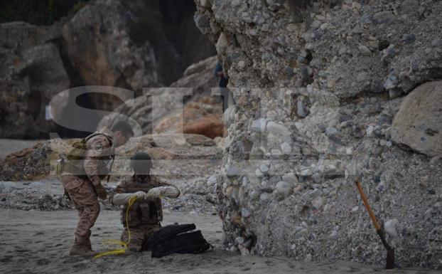 Imagen principal - Desactivan un artefacto explosivo del ejército norteamericano en la playa de Burriana de Nerja
