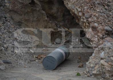 Imagen secundaria 1 - Desactivan un artefacto explosivo del ejército norteamericano en la playa de Burriana de Nerja