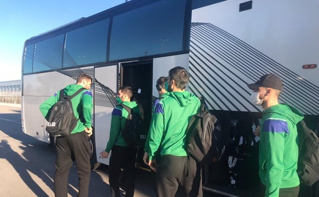 Los jugadores del Unicaja, este lunes a su llegada a Atenas. 