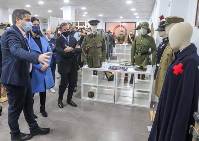 Imagen secundaria 1 - Autoridades civiles y militares en la inauguración de la exposición '100 años de La Legión española' que se puede visitar en la Sociedad Económica de Amigos del País. Javier Chaos explica a Losada y a González el contenido de su colección. La muestra sobre La Legión se podrá visitar hasta el 15 de febrero.