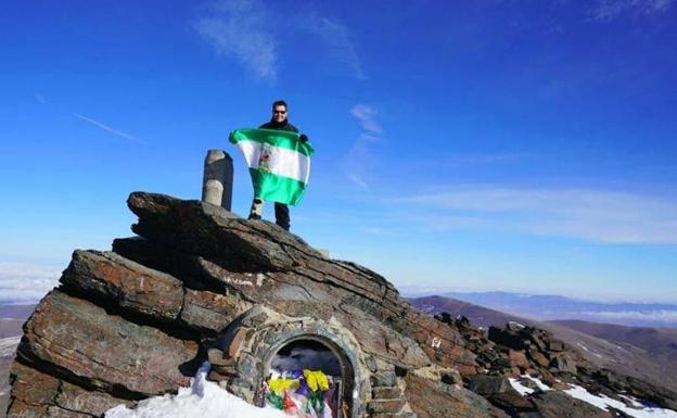 Imagen principal - Moreno, durante al ascenso al pico más alto de la península ibérica.