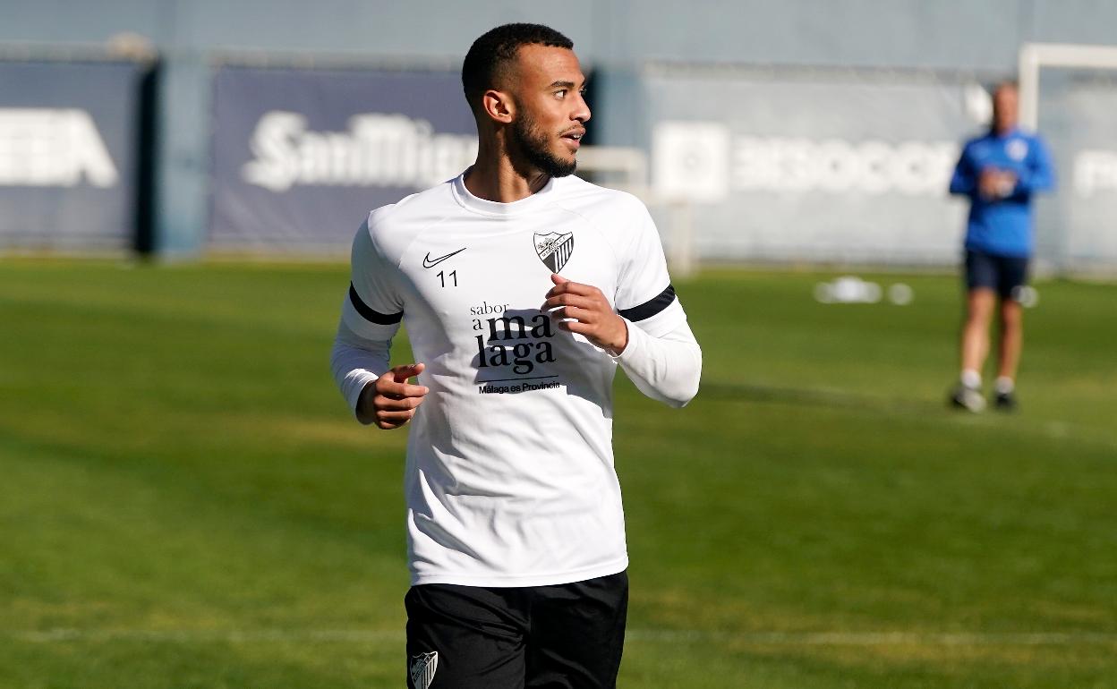 El jugador del Málaga, Hicham, en un entrenamiento con el equipo esta temporada. 