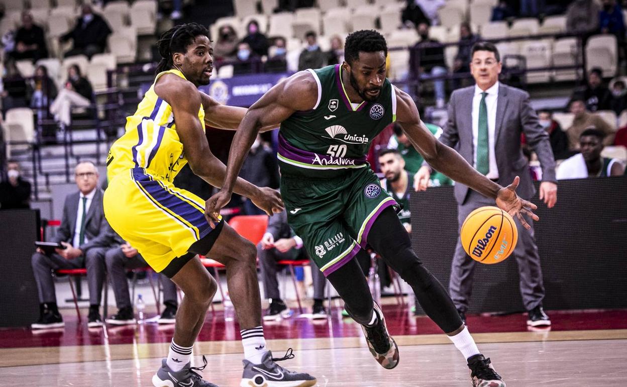 Eric trata de avanzar ante la defensa de Aminu en el encuentro jugado en Atenas. 