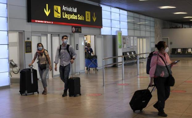 Pasajeros desembarcan en la terminal T1 del Aeropuerto Adolfo Suárez Madrid-Barajas.