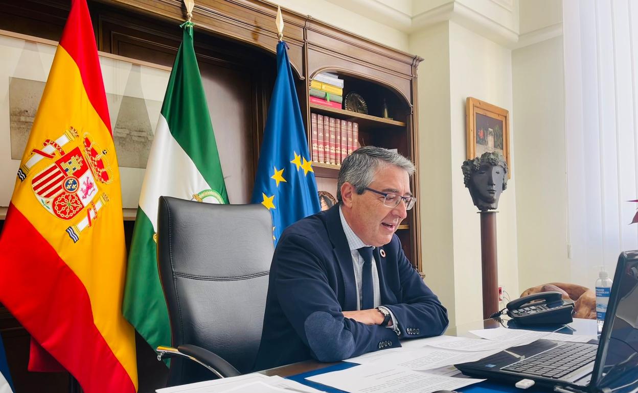 El alcalde, durante su participación en la jornada de manera virtual desde el Ayuntamiento. 