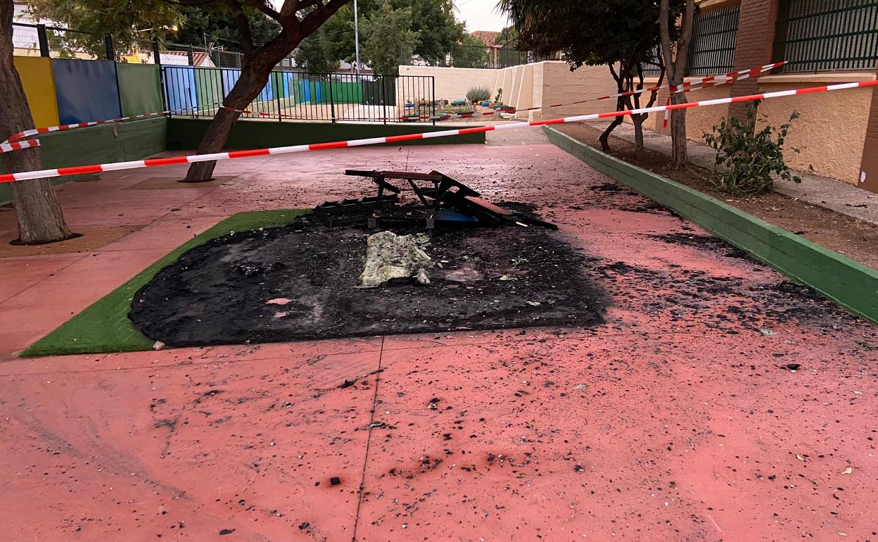 El parque de columpios quedó totalmente calcinado en el incendio.