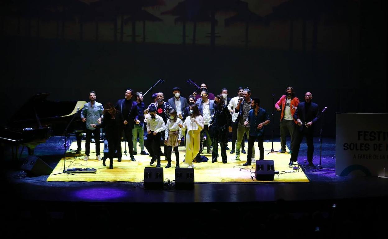 Artistas junto a los pequeños de las asociaciones, al final de la gala. 