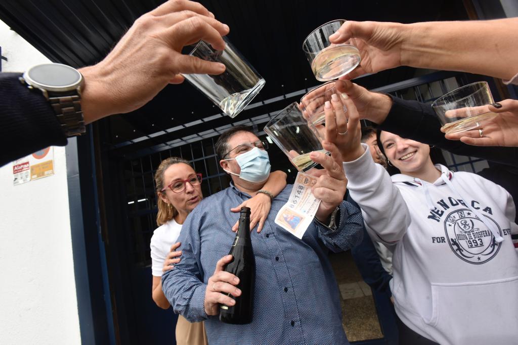 Imágenes de las administraciones y clientes agraciados con algún premio del sorteo extraordinario celebrado este miércoles. El empresario de Fuente Olletas y un amigo adquirieron cuatro décimos del 86.148 durante un viaje de trabajo a Madrid