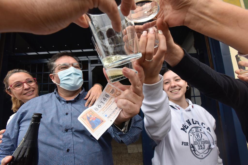 Imágenes de las administraciones y clientes agraciados con algún premio del sorteo extraordinario celebrado este miércoles. El empresario de Fuente Olletas y un amigo adquirieron cuatro décimos del 86.148 durante un viaje de trabajo a Madrid