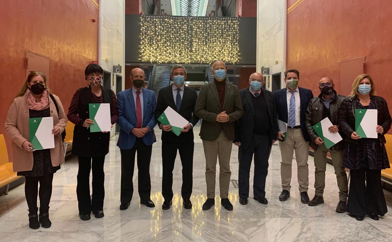 El consejero Javier Imbroda, con representantes sindicales y de la patronal, tras la firma del acuerdo. 