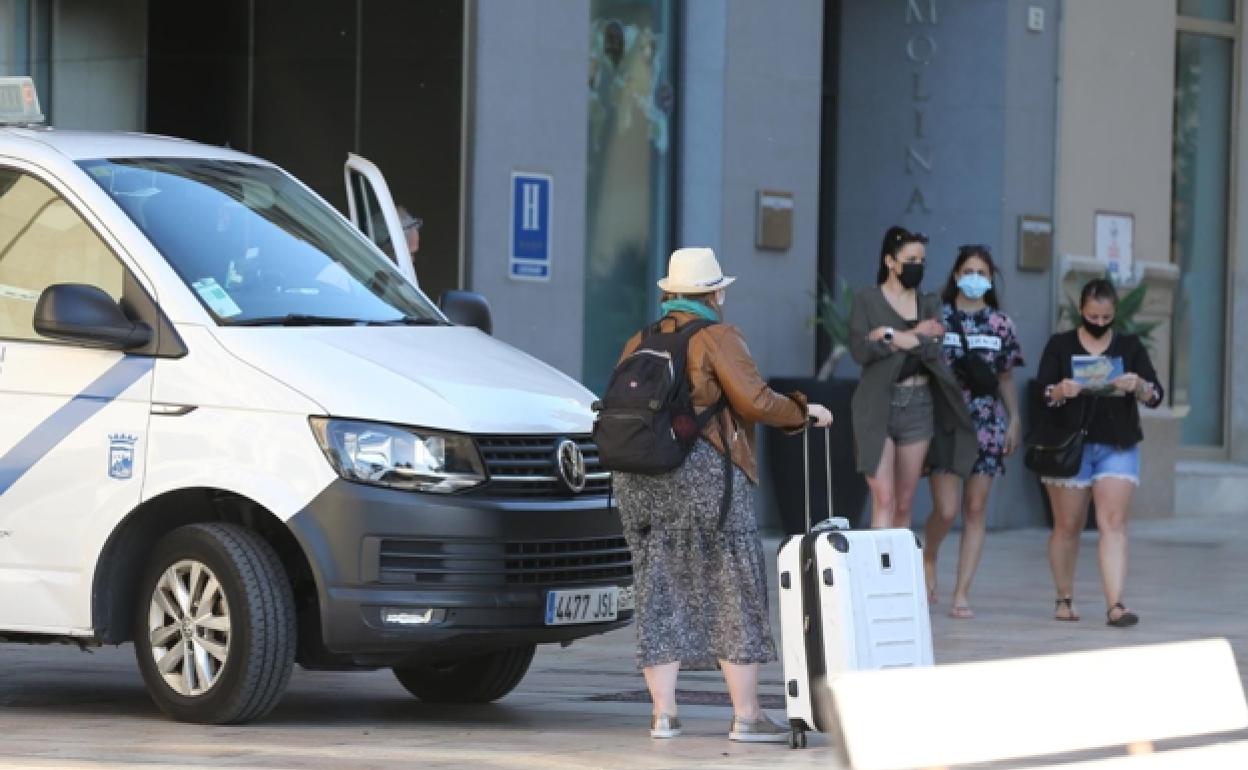 Turista llega a un establecimiento del Centro de Málaga. 