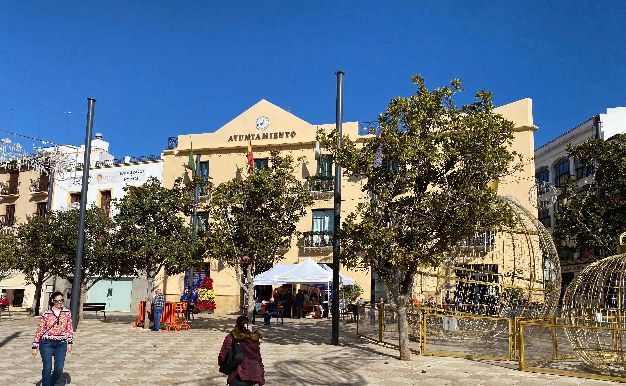 Fachada principal del Consistorio veleño en la plaza de Las Carmelitas. 