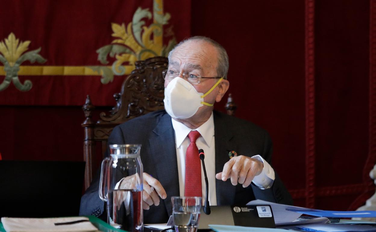 De la Torre, en el pleno de esta mañana, lucía hoy una mascarilla FFP3, con la que decía que quería proteger a los demás. 