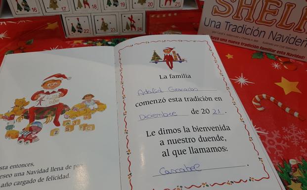 Imagen principal - Tres ejemplos de escenas con elfos en casas malagueñas. Arriba, el certificado de adopción de 'Cascabel', el elfo de la familia Adalid-Granados. Abajo, en casa de Cristina Rosón y familia Martínez-Muñoz.