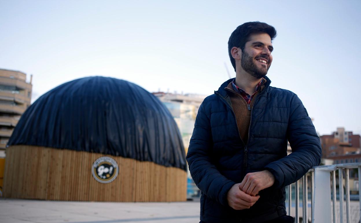 José María Ortega, junto al planetario instalado en el Puerto de Málaga. 