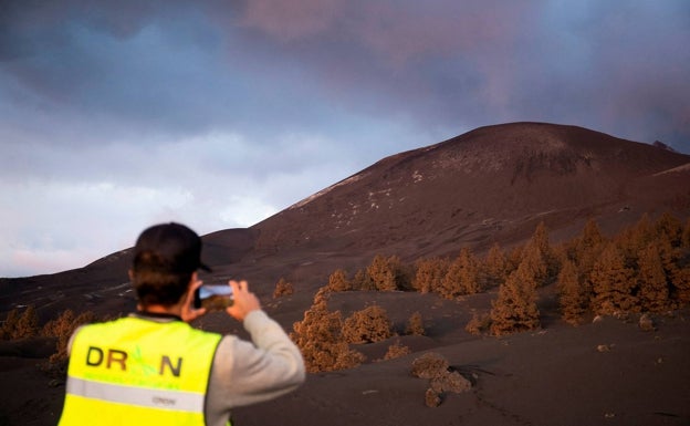 Un piloto de drones fotografía la montaña creada por la erupción del volcán Cumbre Vieja.