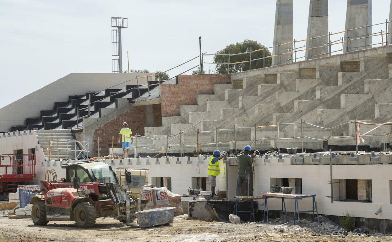 Vista de uno de los graderíos que se construyen ahora en Arraijanal. 