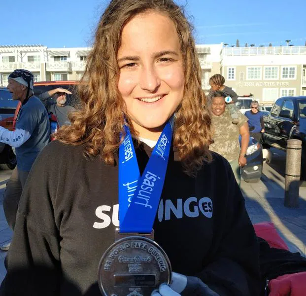 Sarah Almagro con la medalla de plata en surf adaptado del campeonato del mundo 2021.