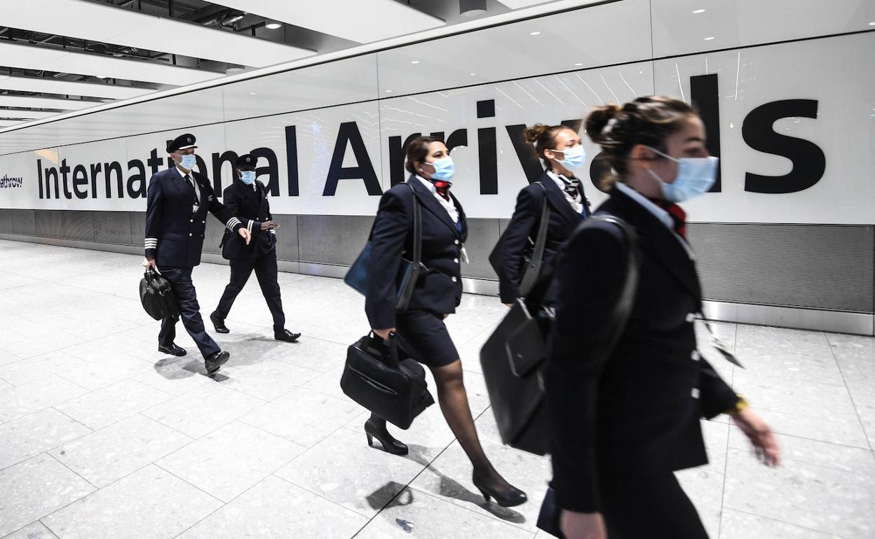 La tripulación de un avión camina por una de las terminales del aeropuerto londinense de Heathrow.