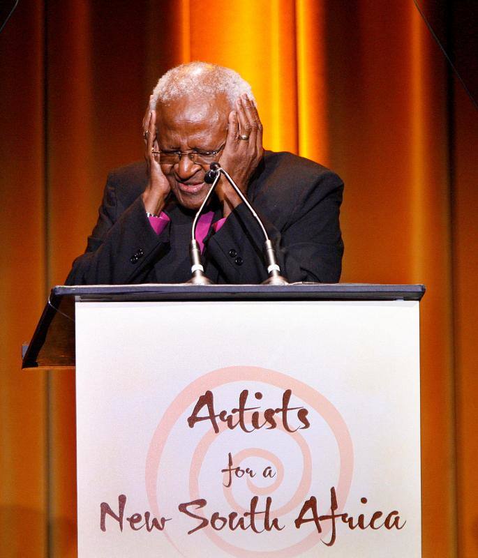 El arzobispo se emociona en el escenario de la gala de recaudación de fondos 'Tutu: One Amazing Night of Celebration', en Beverly Hills el 18 de septiembre de 2006. El premio Nobel de la Paz fue homenajeado por Artistas por una Nueva Sudáfrica (ANSA) con una gala especial por su 75º cumpleaños.