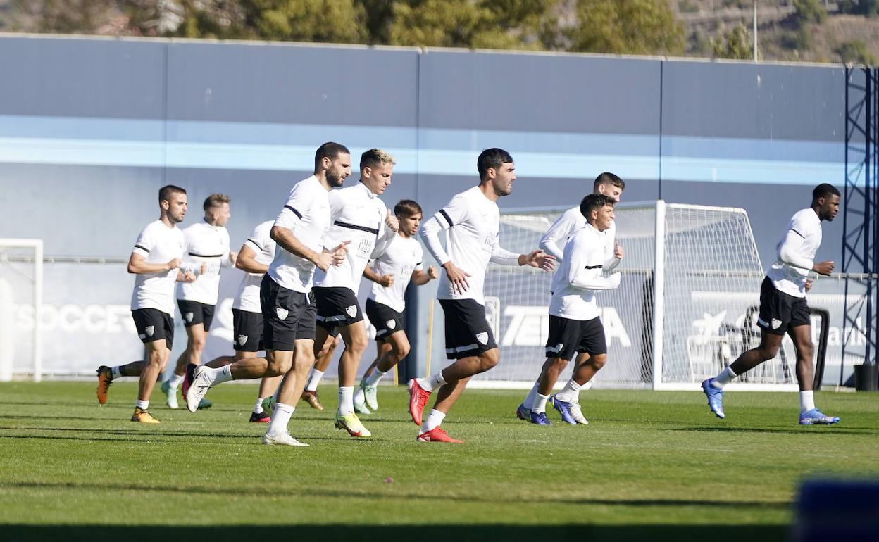 Jugadores del Málaga durante un entrenamiento reciente. 