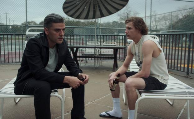 Oscar Isaac y Tye Sheridan en 'El contador de cartas'.