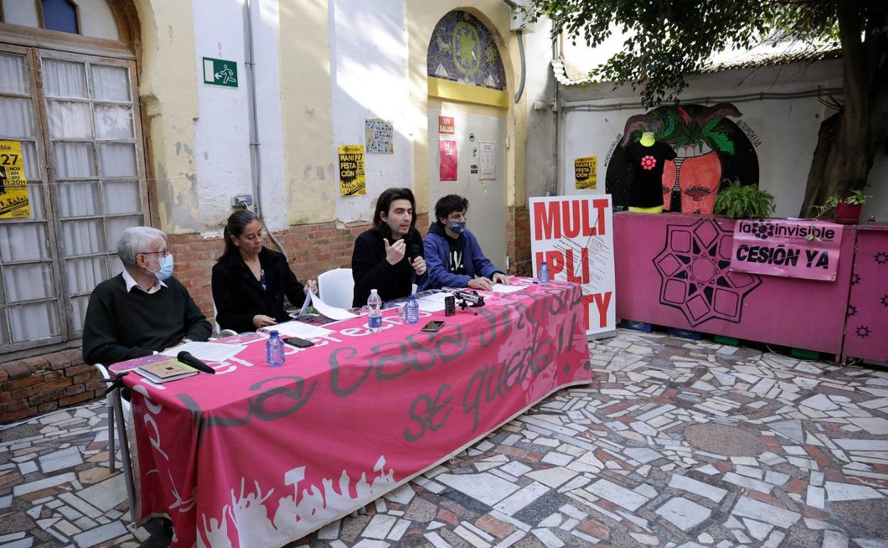 Representantes de La Invisible dan a conocer el expediente de Urbanismo al que han tenido acceso. 