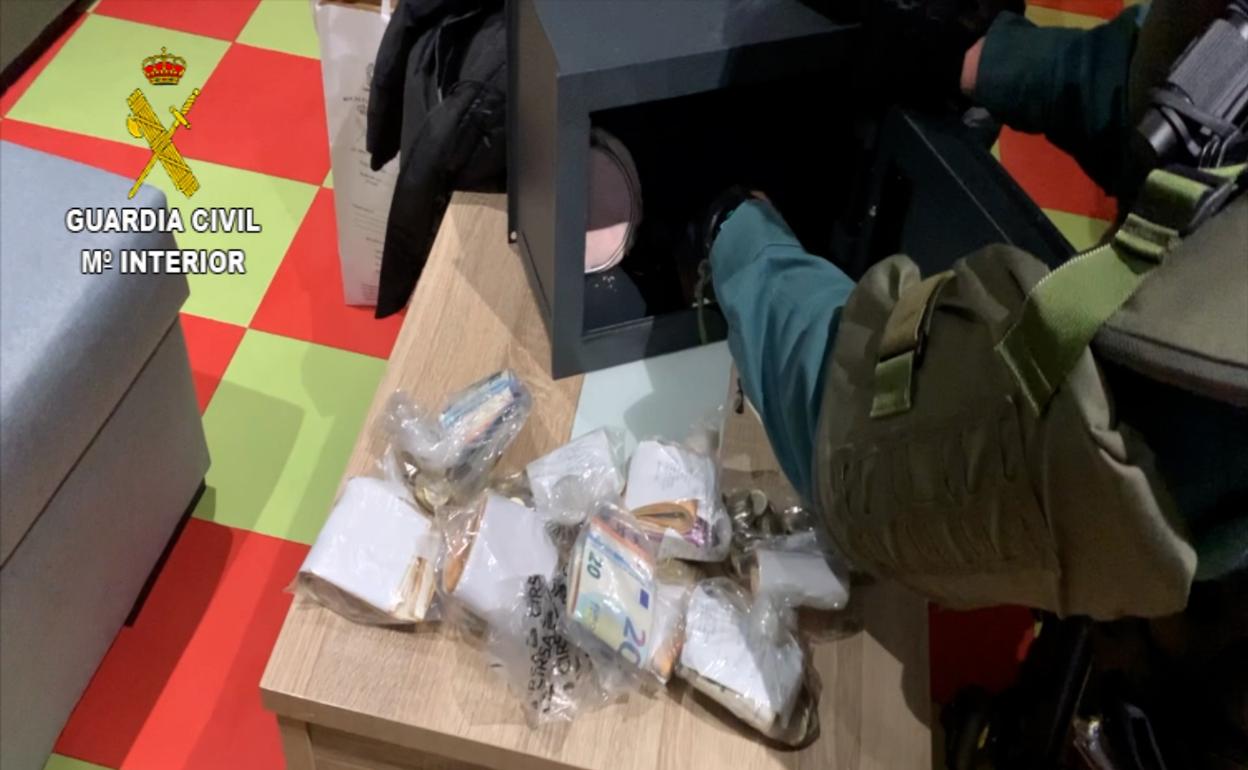 Imagen del operativo contando el dinero en metálico intervenido en uno de los registros. 