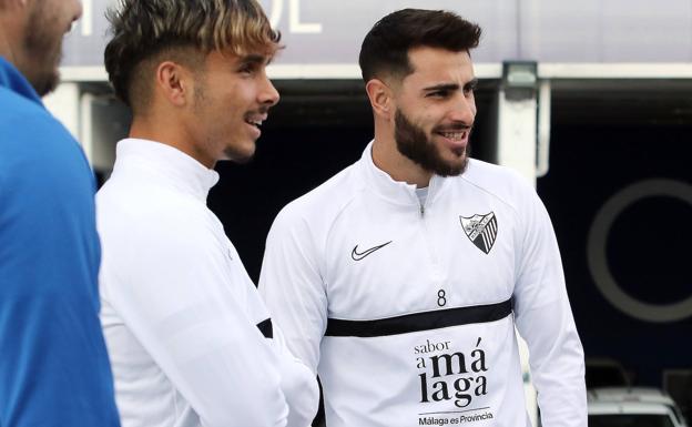 El jugador del Málaga, Luis Muñoz, junto a su compañero Kevin, en una de sus visitas al entrenamiento del resto del equipo en el Anexo de La Rosaleda. 