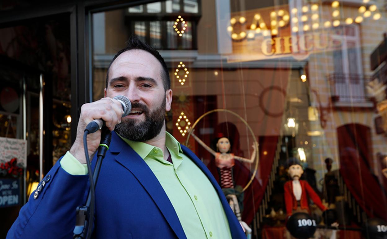 Alexis Molero en la subasta del escaparate de Capella 