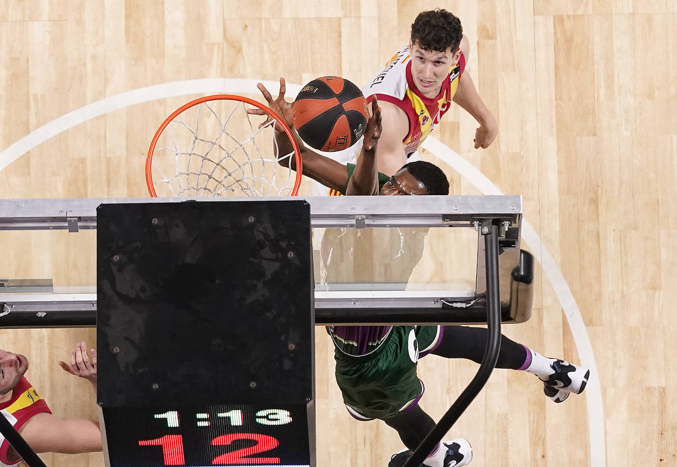 El Unicaja fue superior al Zaragoza en un encuentro con escaso público en el Carpena 