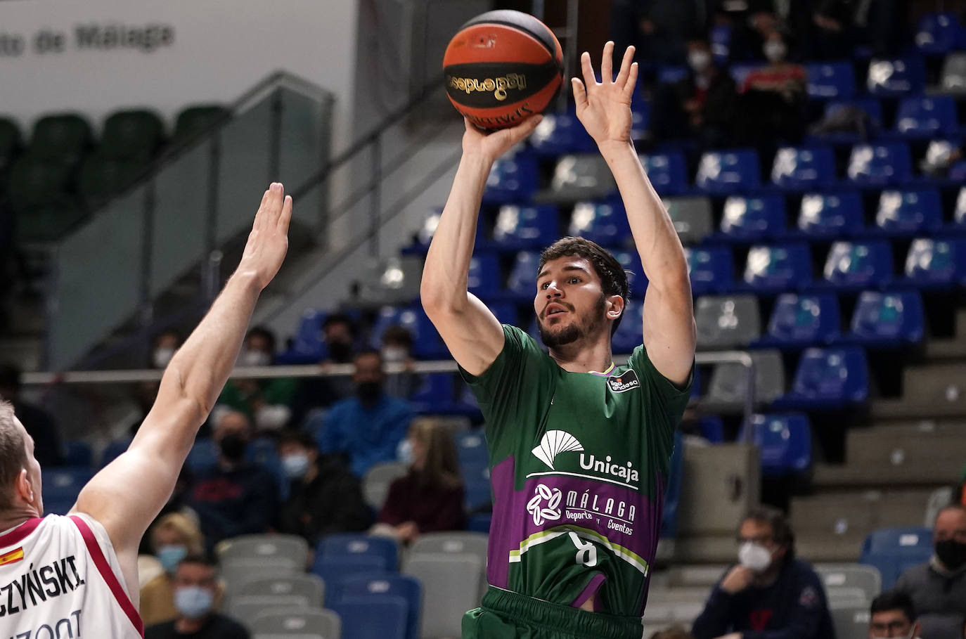 El Unicaja fue superior al Zaragoza en un encuentro con escaso público en el Carpena 