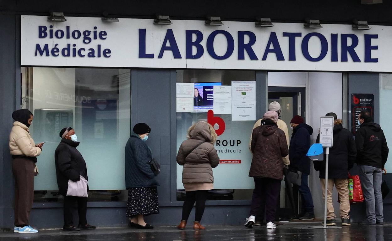 Un grupo de parisinos hace cola ante un laboratorio para realizarse una prueba.